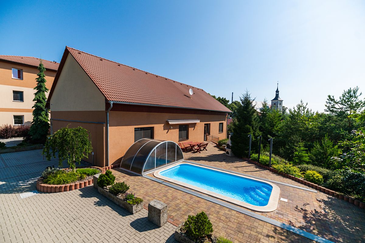 Prodej rodinného domu 252 m², pozemek 1921 m²
