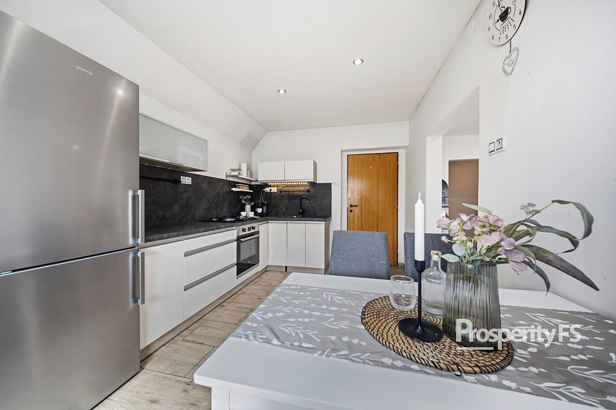 Prodej rodinného domu 247 m², pozemek 1294 m² – fotografie 3