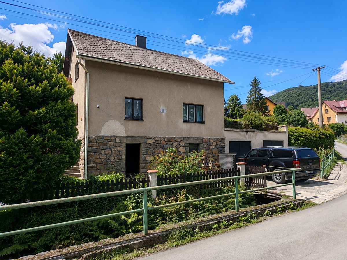 Prodej rodinného domu 200 m², pozemek 1733 m²