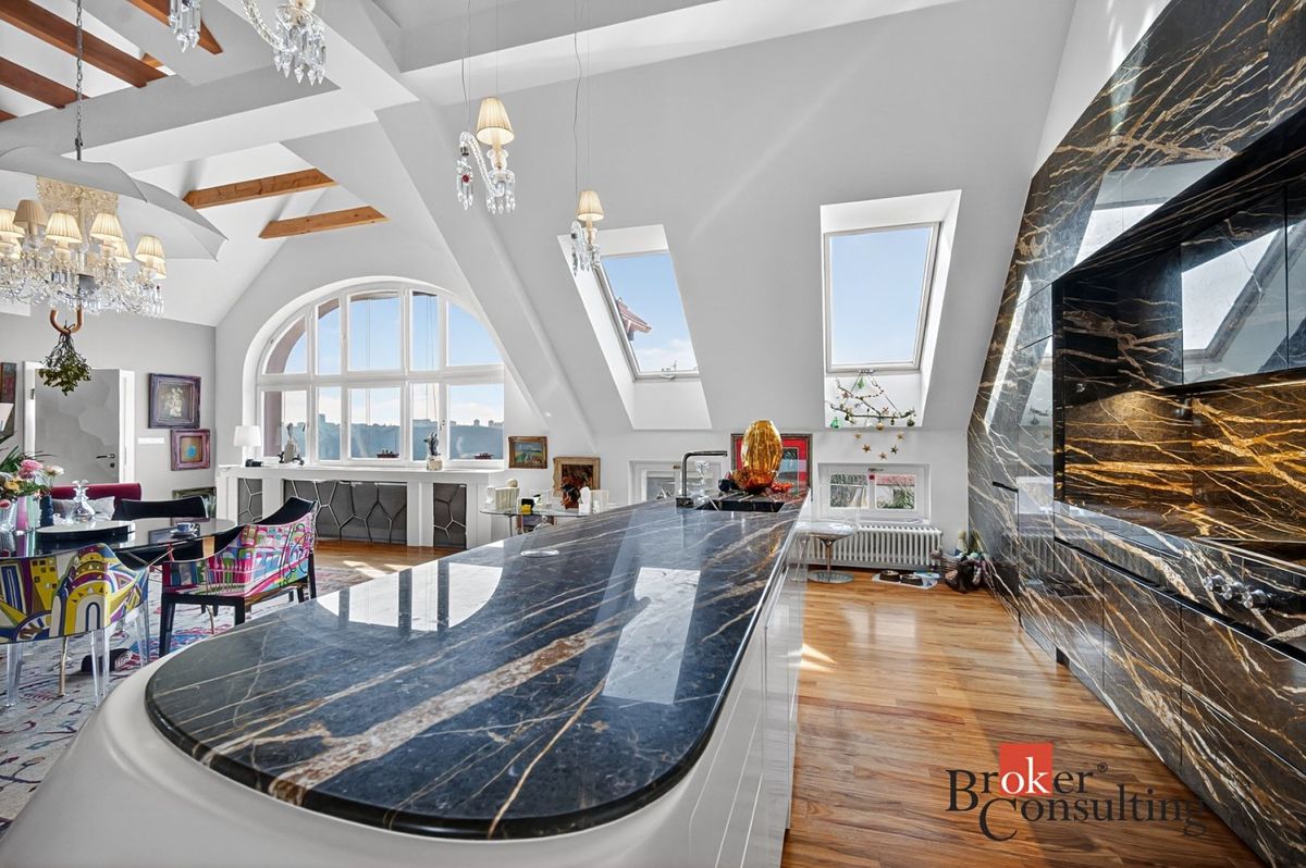 Pronájem bytu 4+kk 191 m² – fotografie 2