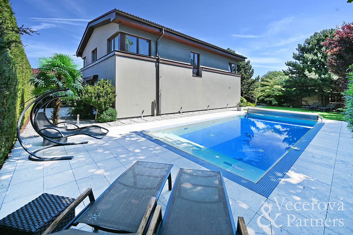 Prodej rodinného domu 310 m², pozemek 779 m² – fotografie 3
