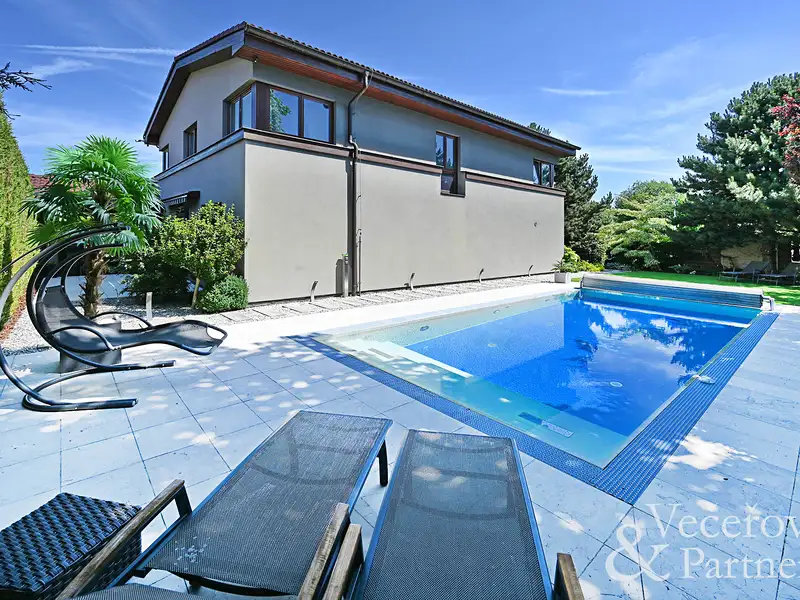Prodej rodinného domu 310 m², pozemek 779 m², Popovičky – náhled fotky 2