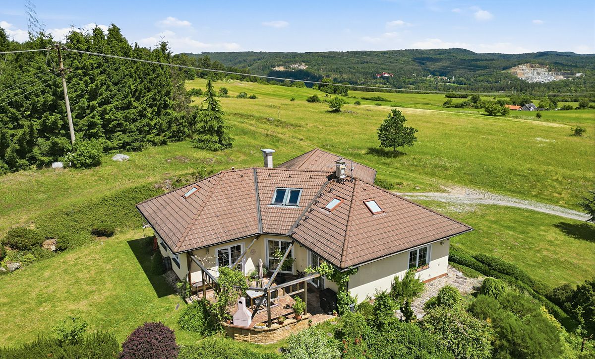 Prodej rodinného domu 212 m², pozemek 13662 m²