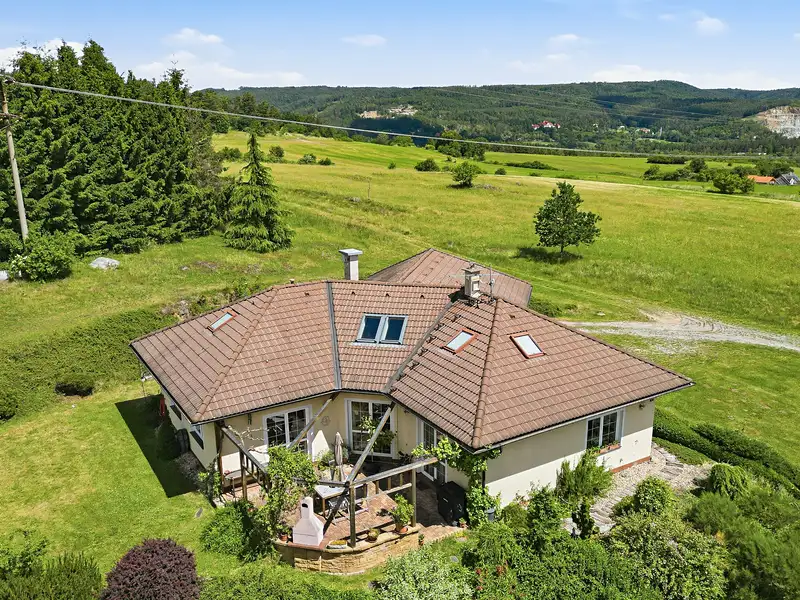 Prodej rodinného domu 212 m², pozemek 13662 m², Lešany – náhled fotky 1