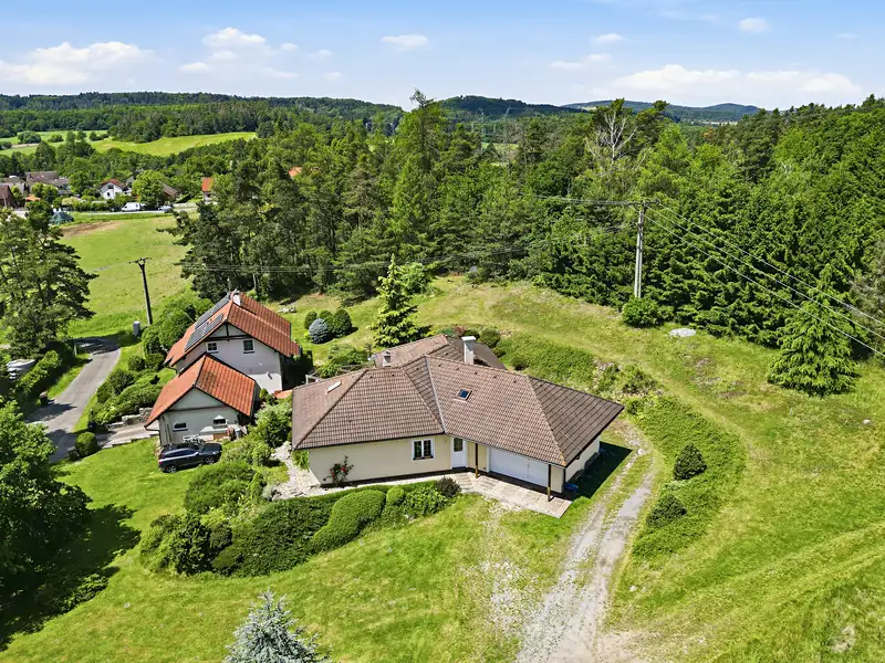 Prodej rodinného domu 212 m², pozemek 13662 m², Lešany – náhled fotky 2