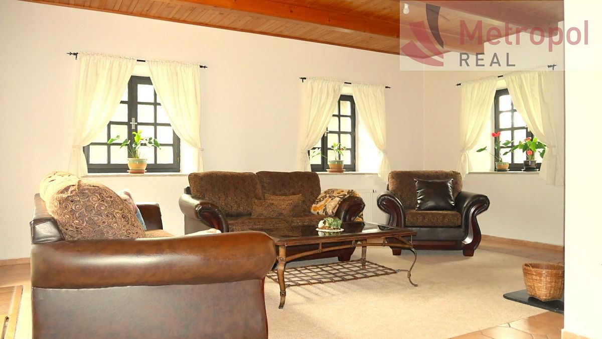 Prodej rodinného domu 360 m², pozemek 1322 m² – fotografie 2