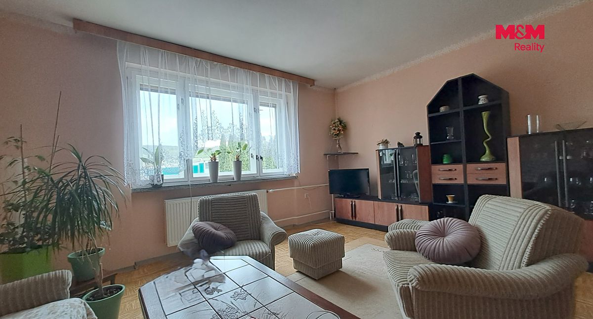 Prodej rodinného domu 240 m², pozemek 1284 m² – fotografie 3