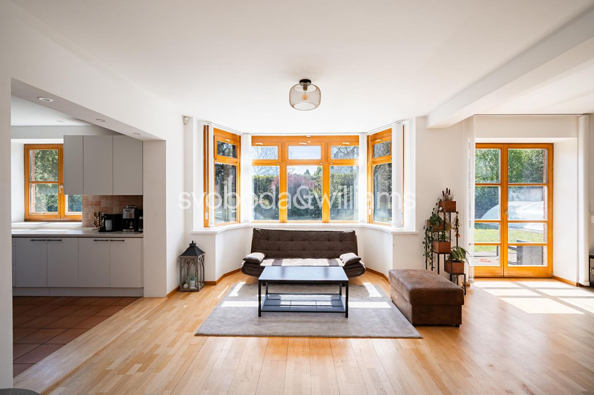 Prodej rodinného domu 389 m², pozemek 2190 m² – fotografie 2