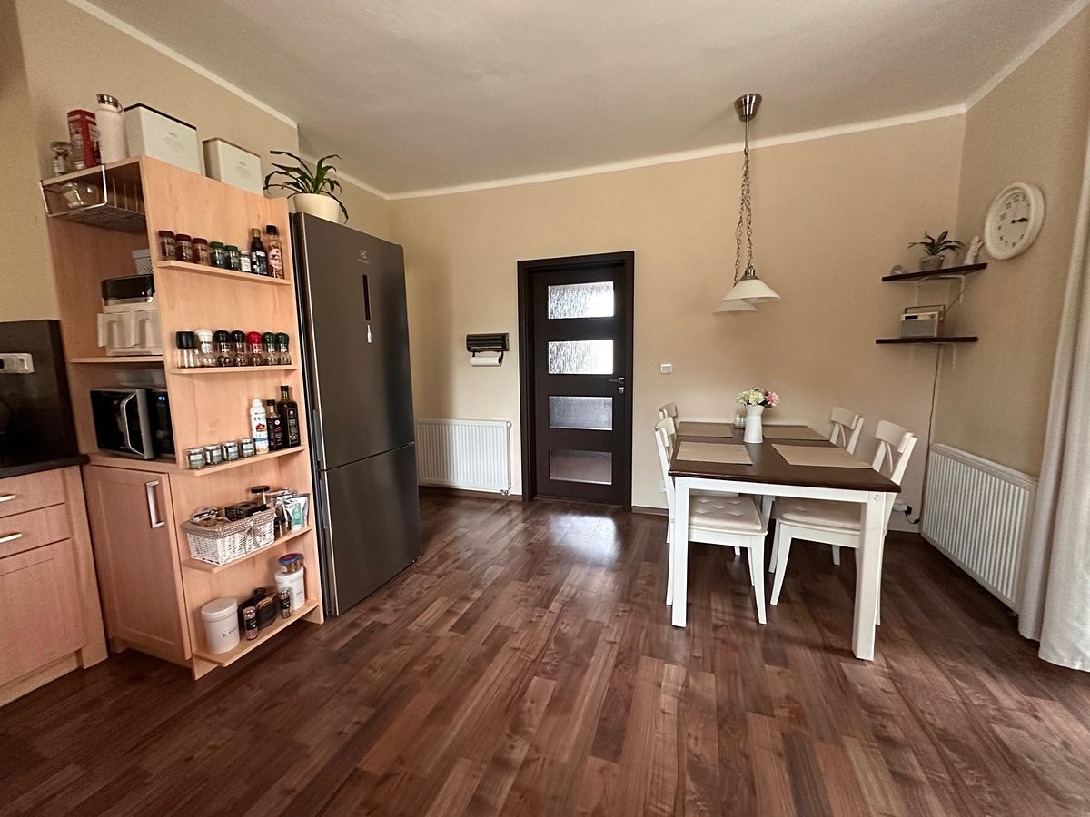 Prodej rodinného domu 169 m², pozemek 905 m² – fotografie 3