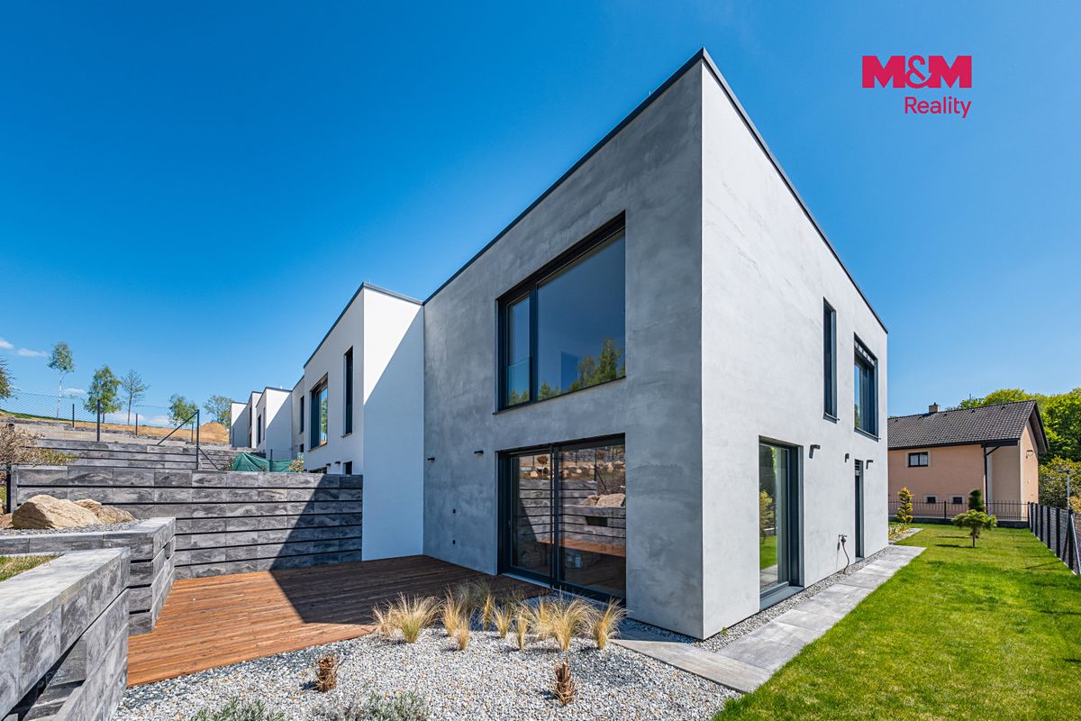 Prodej rodinného domu 201 m², pozemek 940 m² – fotografie 2