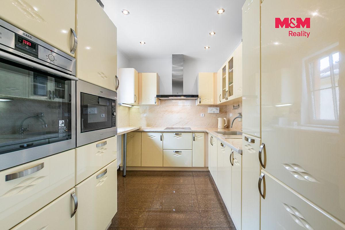 Prodej rodinného domu 197 m², pozemek 220 m² – fotografie 3