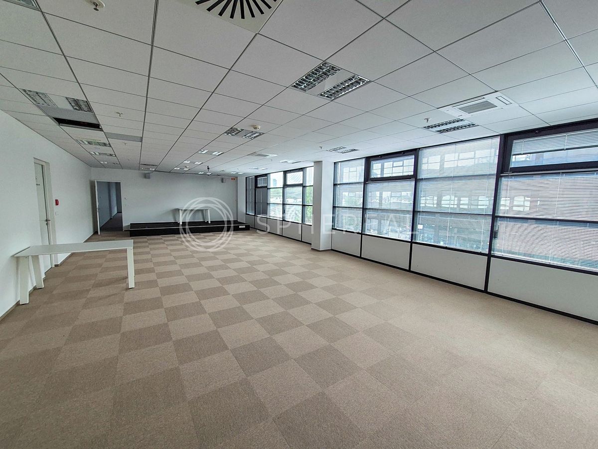Pronájem kanceláře 1233 m² – fotografie 3