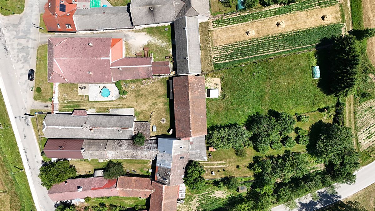Prodej rodinného domu 255 m², pozemek 2214 m² – fotografie 2