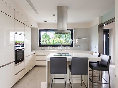 Pronájem  rodinného domu 392 m², pozemek 892 m²