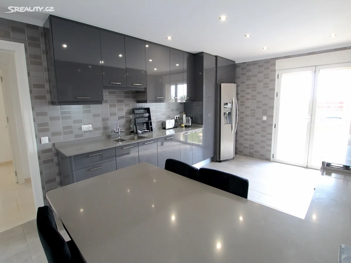 Prodej vily 220 m², pozemek 910 m² - Widok 6
