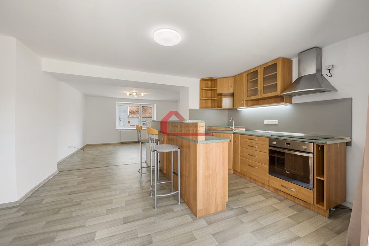 Prodej rodinného domu 299 m², pozemek 1352 m² – fotografie 2