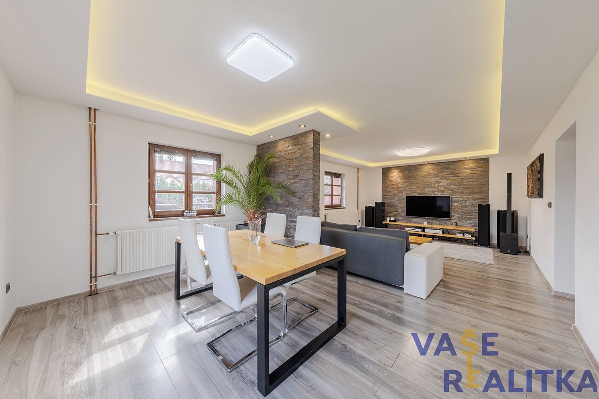 Prodej rodinného domu 200 m², pozemek 525 m² – fotografie 2
