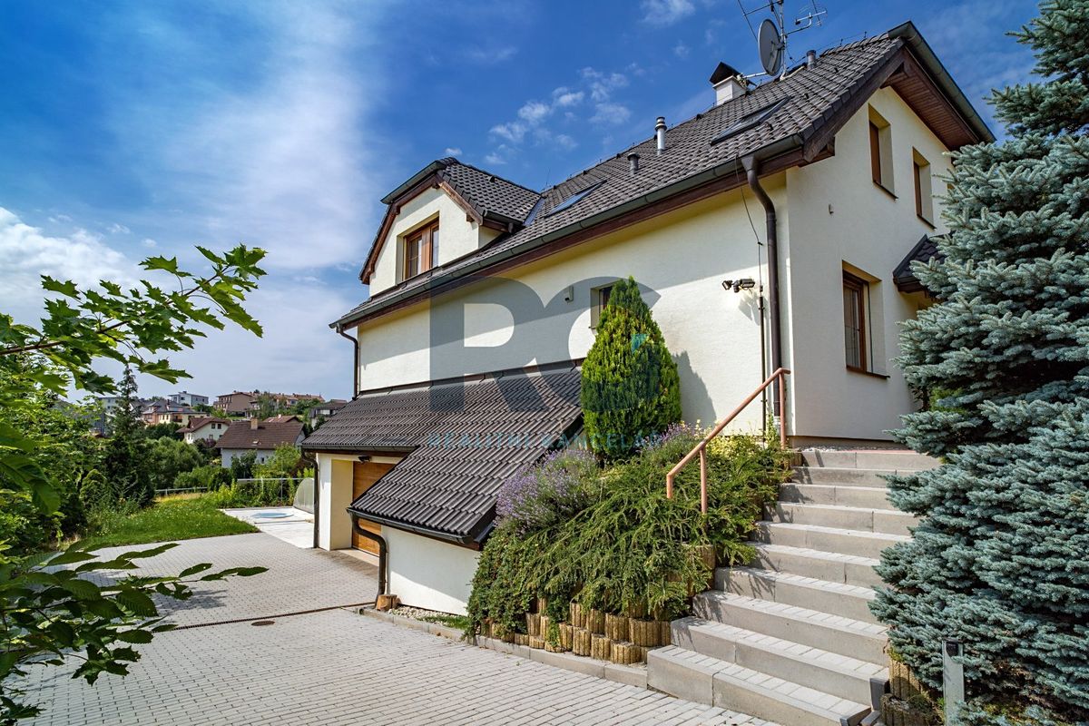 Prodej rodinného domu 226 m², pozemek 1089 m² – fotografie 2