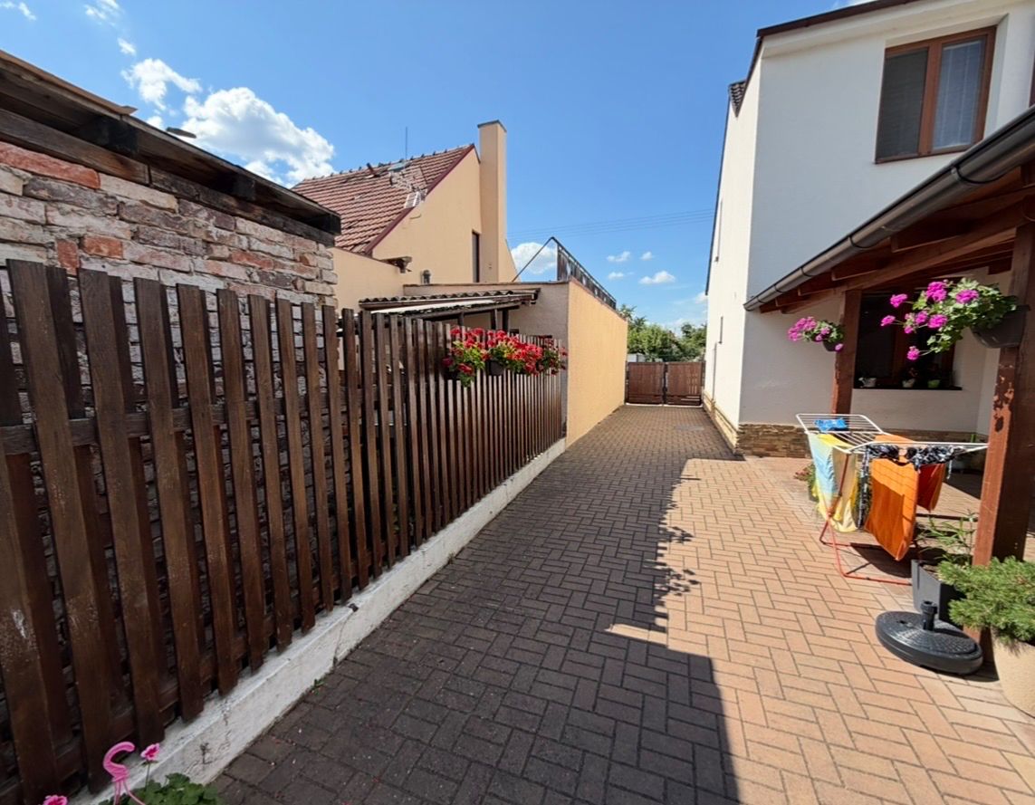 Prodej rodinného domu 100 m², pozemek 196 m² – fotografie 2