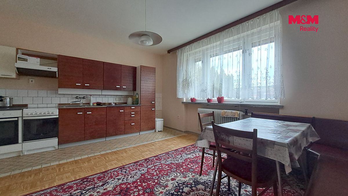Prodej rodinného domu 240 m², pozemek 1284 m² – fotografie 2