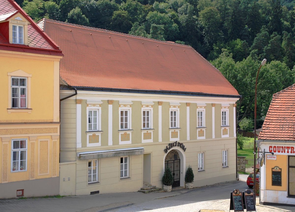 Prodej rodinného domu 390 m², pozemek 987 m² – fotografie 2