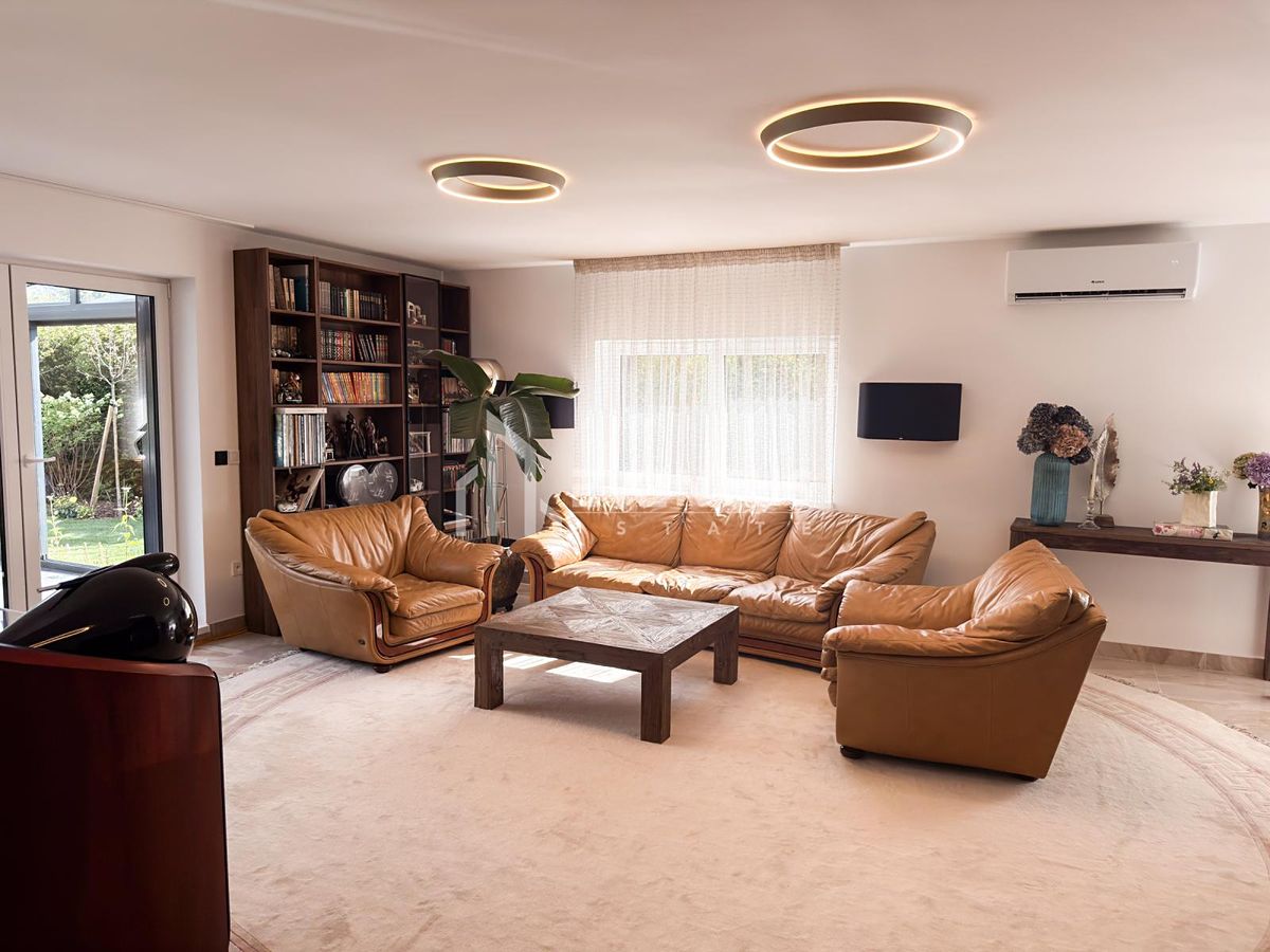 Prodej rodinného domu 307 m², pozemek 1005 m² – fotografie 5