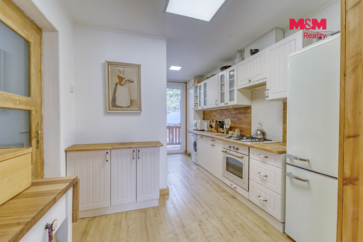 Prodej rodinného domu 250 m², pozemek 1171 m² – fotografie 2