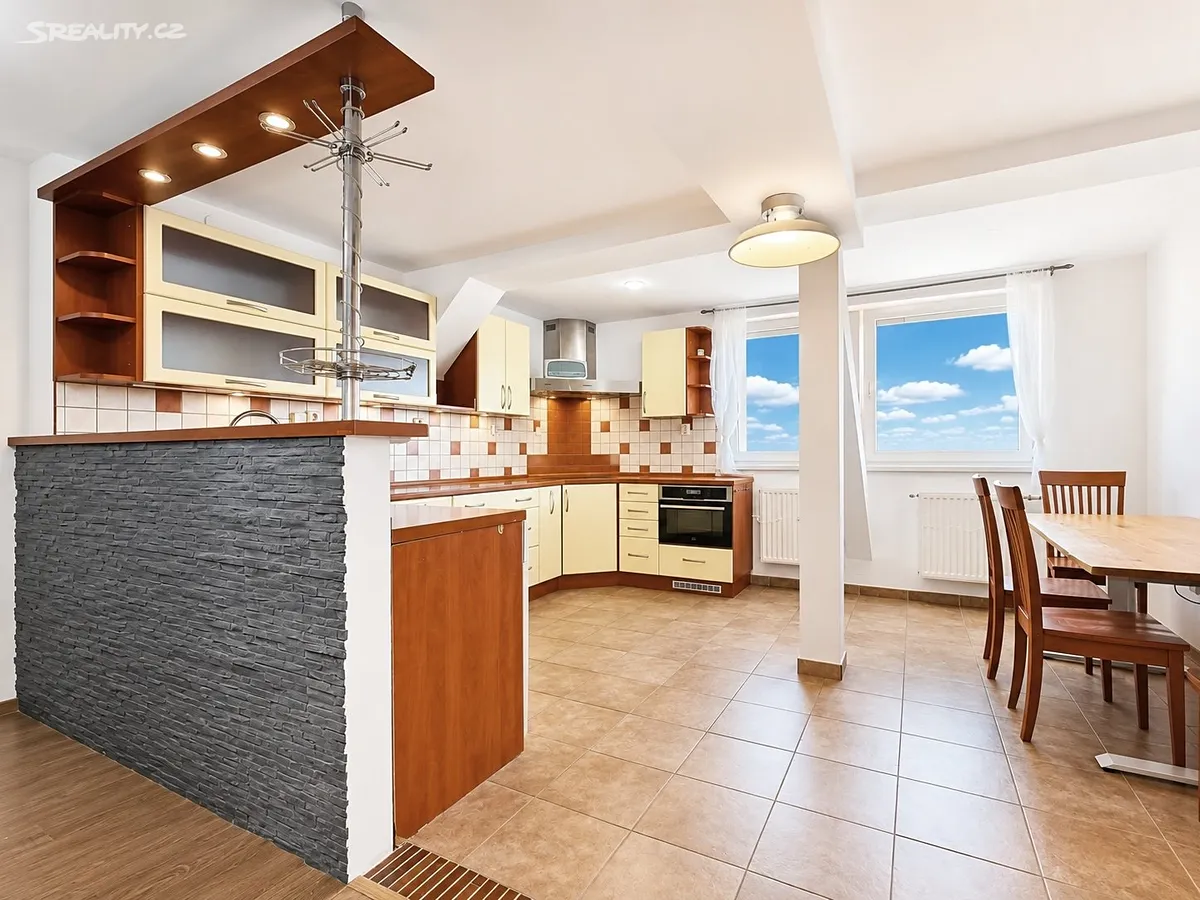 Pronájem bytu 3+kk 91 m² – pohled 2