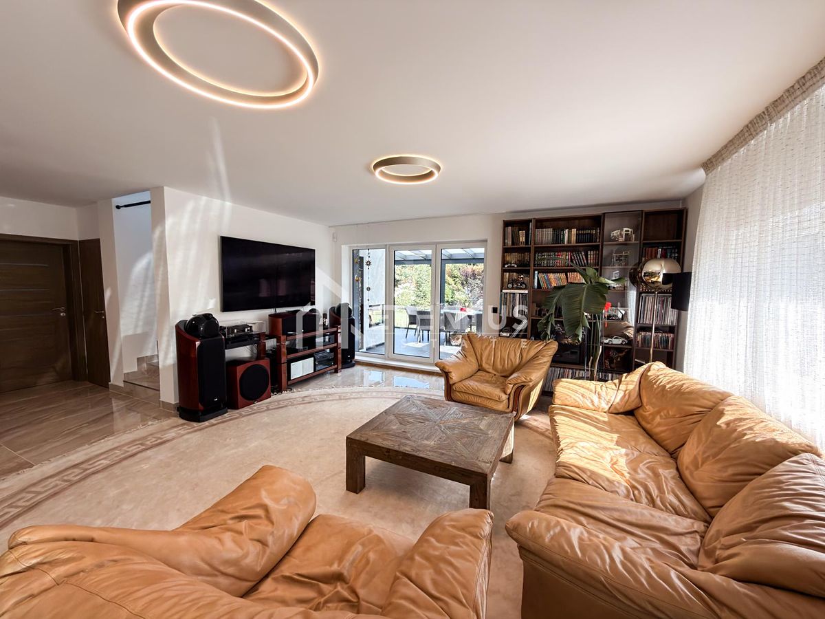 Prodej rodinného domu 307 m², pozemek 1005 m² – fotografie 4