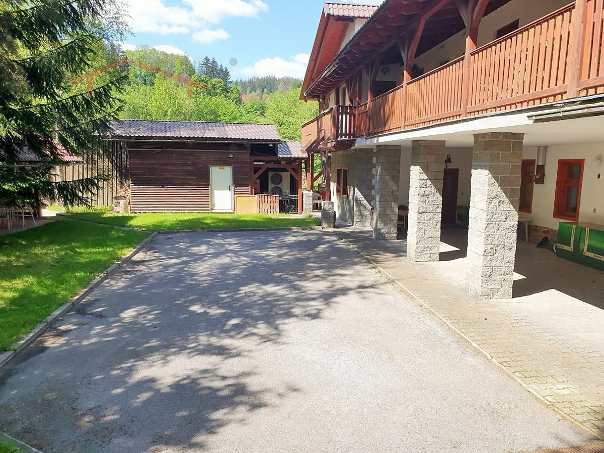 Prodej rodinného domu 634 m², pozemek 2452 m² – fotografie 3