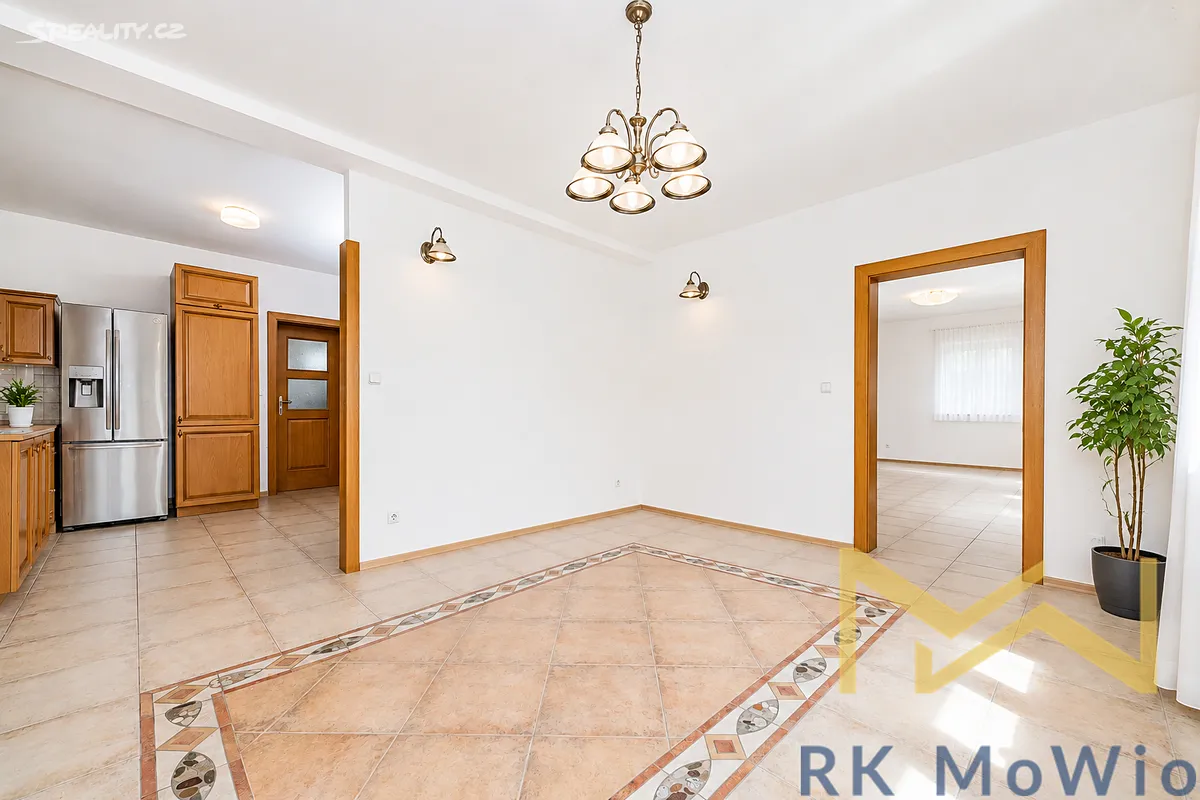 Pronájem rodinného domu 246 m², pozemek 649 m² – pohled 2