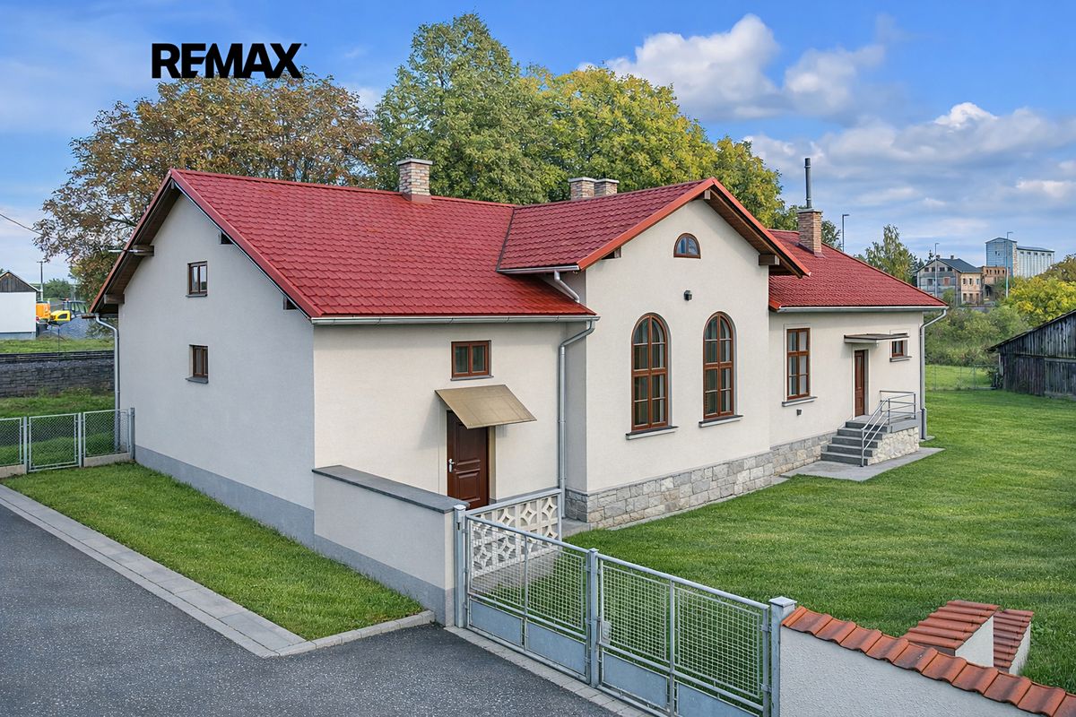 Prodej rodinného domu 370 m², pozemek 4375 m²