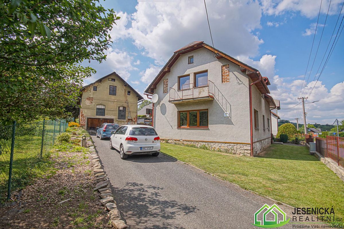 Prodej rodinného domu 278 m², pozemek 725 m² – fotografie 4