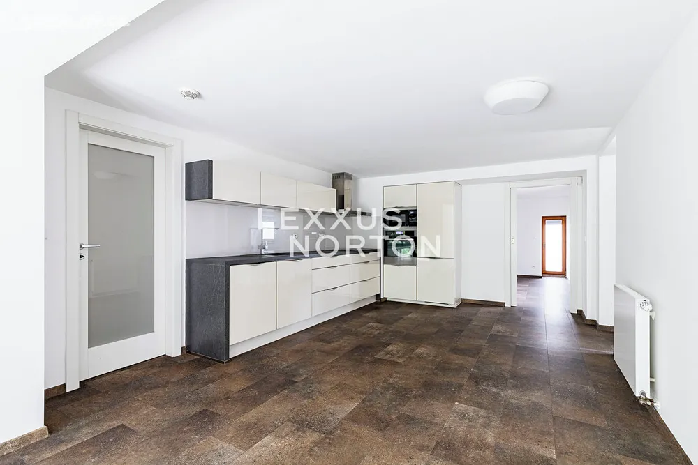 Pronájem rodinného domu 354 m², pozemek 850 m² - View 4