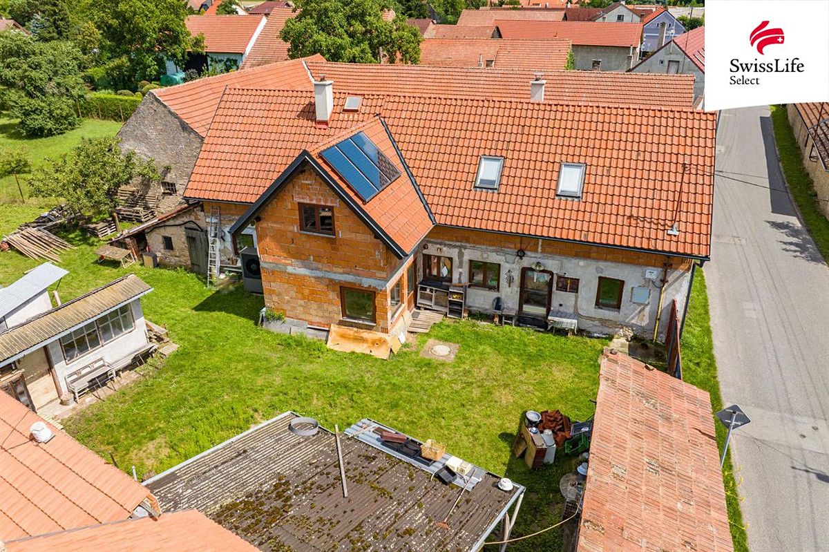 Prodej rodinného domu 240 m², pozemek 896 m² – fotografie 2