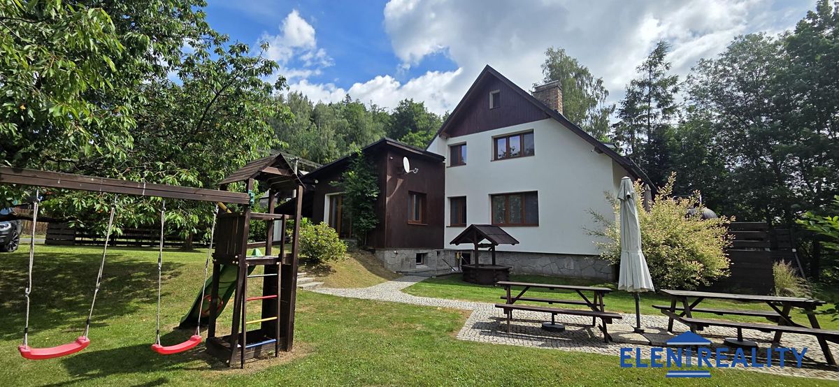 Prodej rodinného domu 320 m², pozemek 1160 m² – fotografie 2