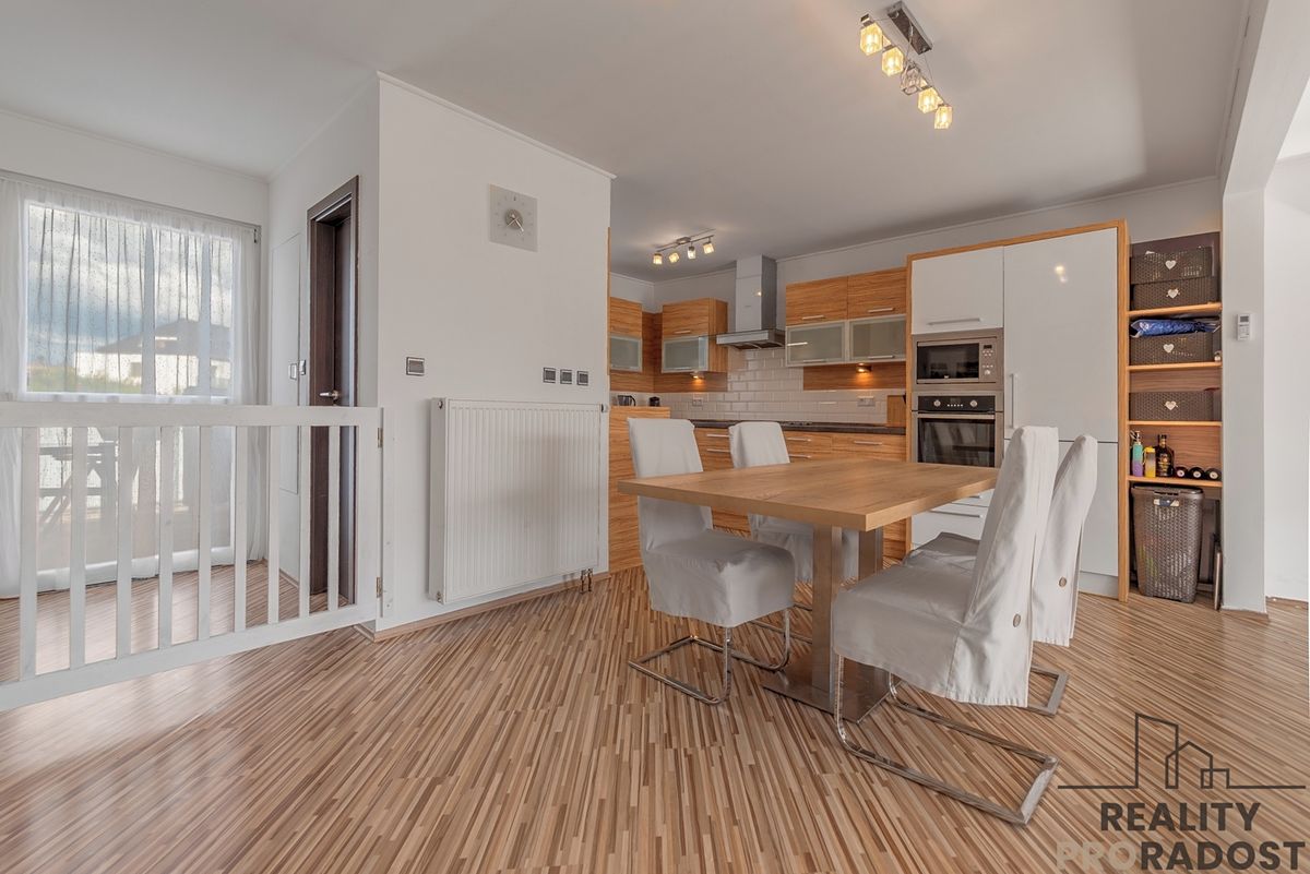 Prodej rodinného domu 200 m², pozemek 607 m² – fotografie 3