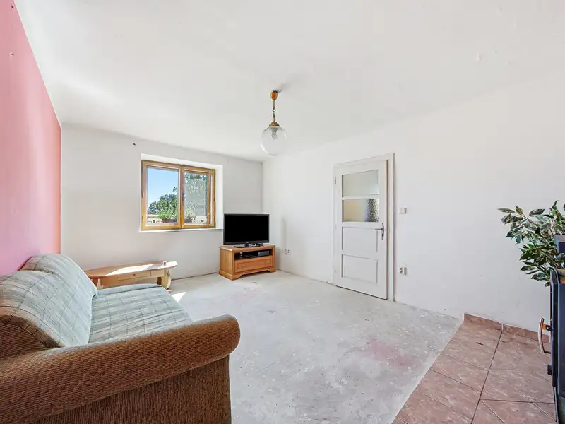 Prodej rodinného domu 160 m², pozemek 2185 m², Luká – náhled fotky 2