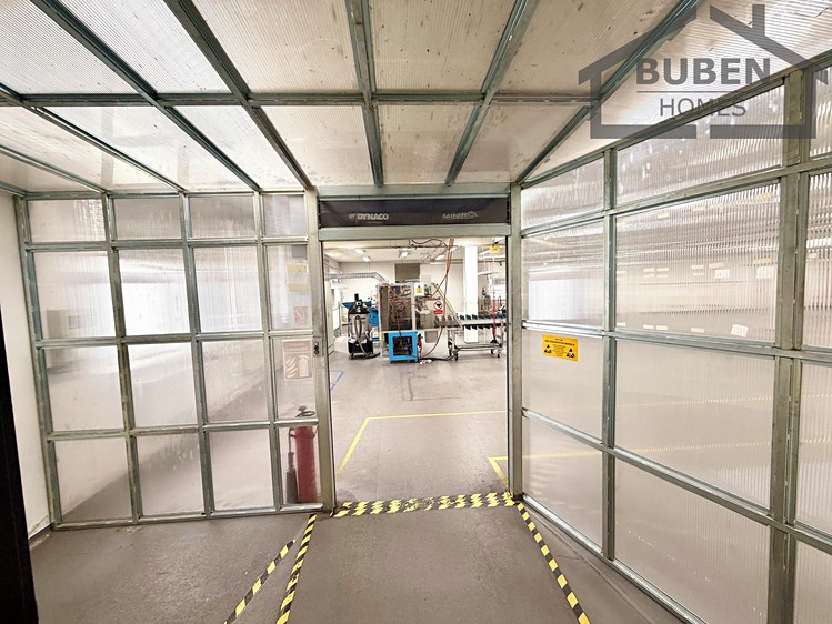 Prodej komerčního prostoru, 1 084 m² (76 z 85)
