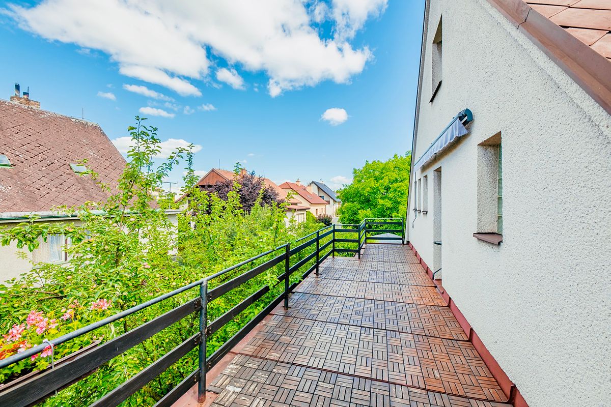 Prodej rodinného domu 254 m², pozemek 939 m² – fotografie 2