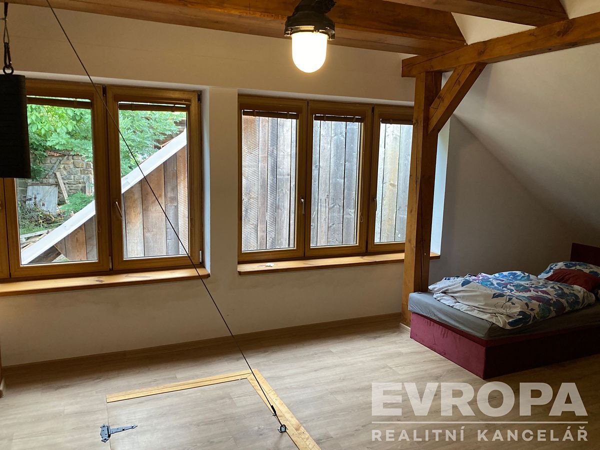 Pronájem rodinného domu 280 m², pozemek 877 m² – fotografie 4