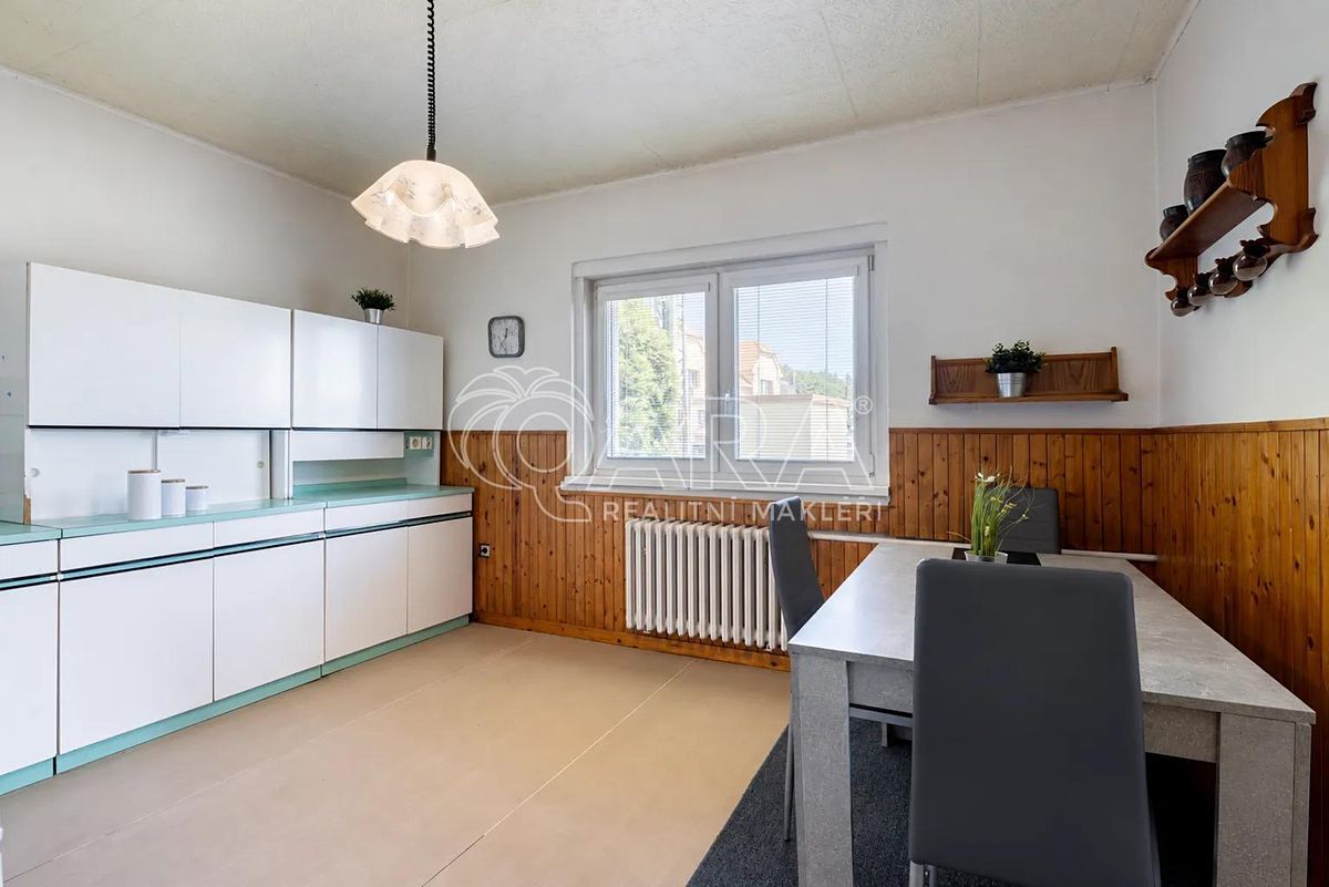 Prodej rodinného domu 208 m², pozemek 981 m² – fotografie 3