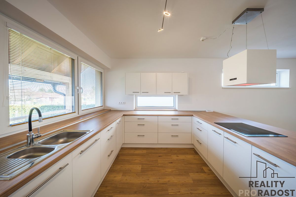 Prodej rodinného domu 225 m², pozemek 320 m² – fotografie 3