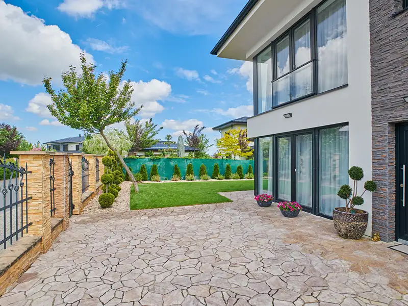 Prodej rodinného domu 320 m², pozemek 790 m², Jesenice – náhled fotky 2