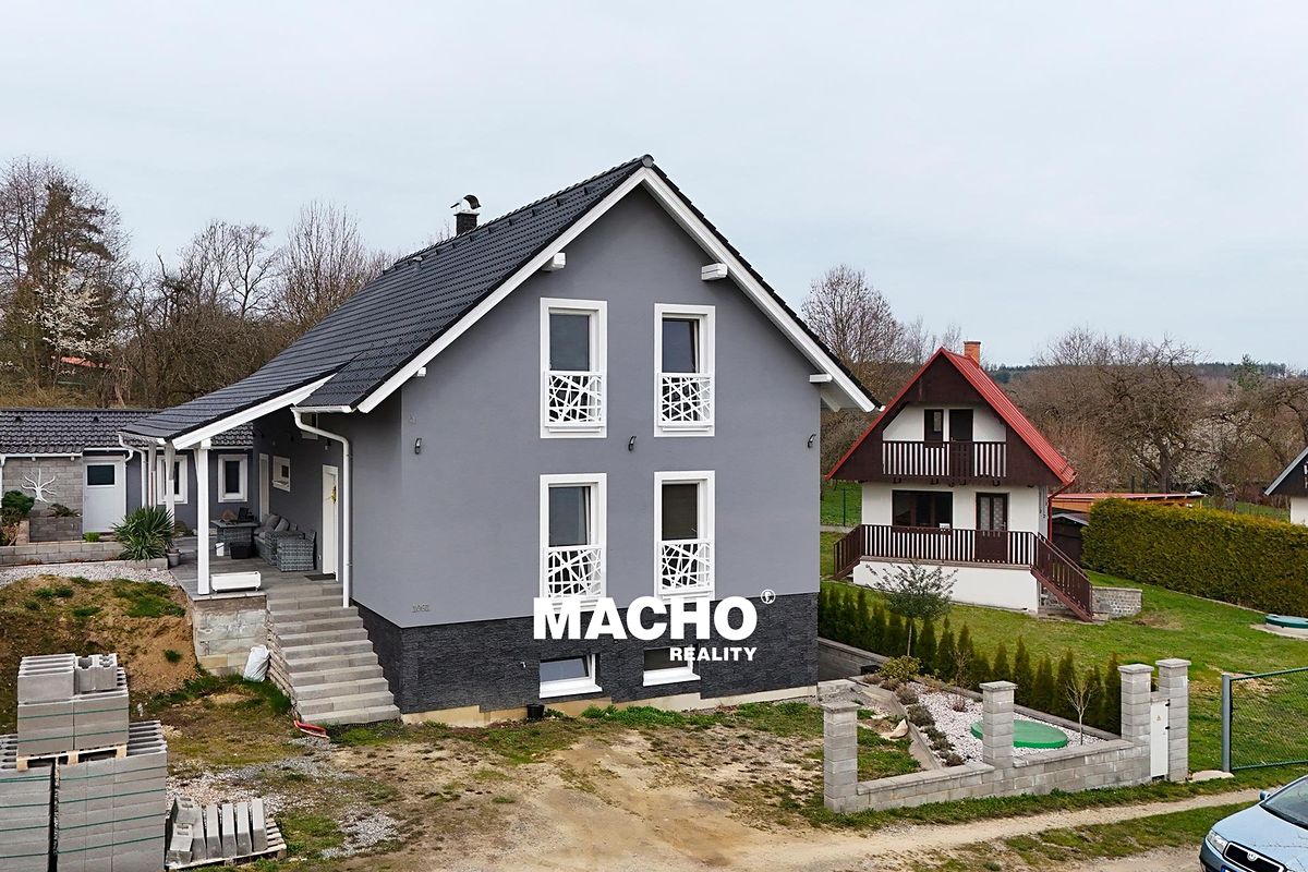 Prodej rodinného domu 220 m², pozemek 2014 m²