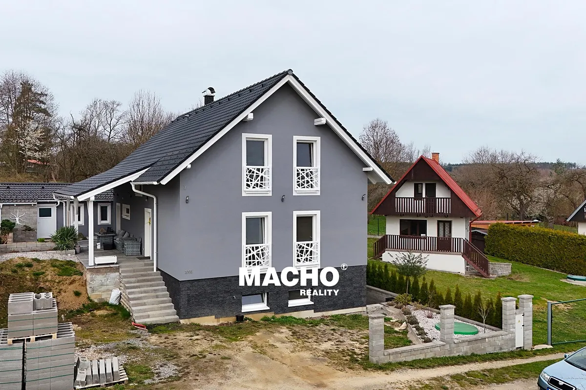Prodej rodinného domu 220 m², pozemek 2014 m²