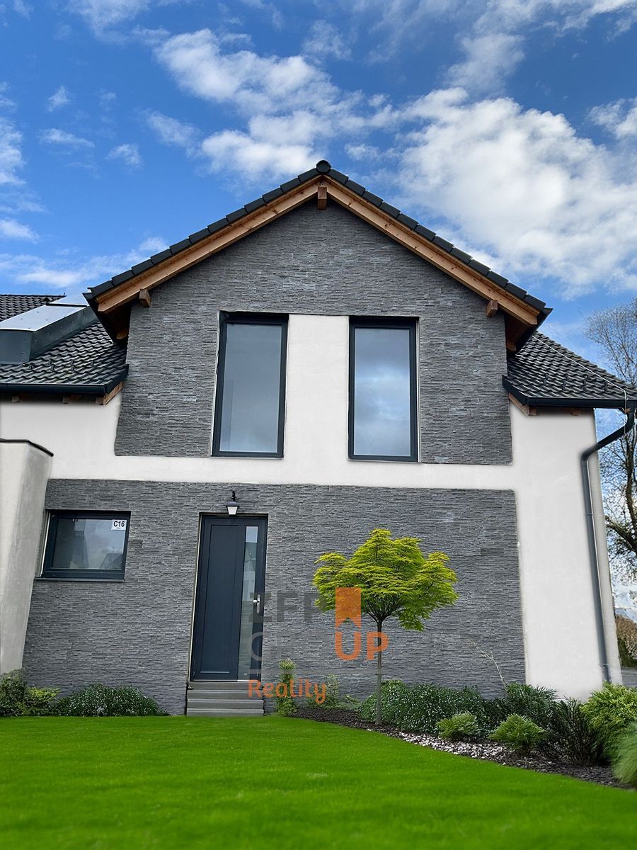 Prodej rodinného domu 228 m², pozemek 704 m² – fotografie 3