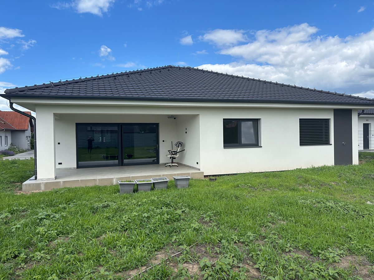 Prodej rodinného domu 135 m², pozemek 1121 m² – fotografie 2
