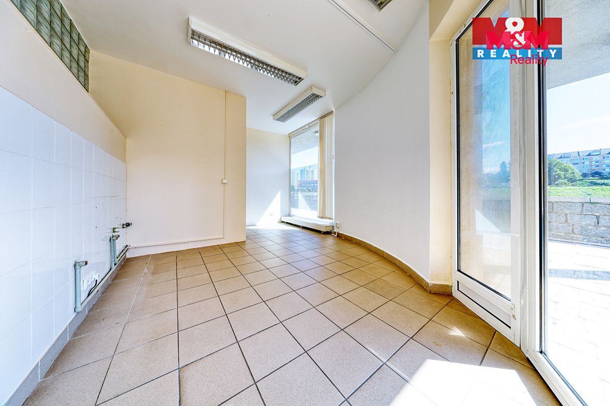 Pronájem obchodního prostoru 53 m² – fotografie 2