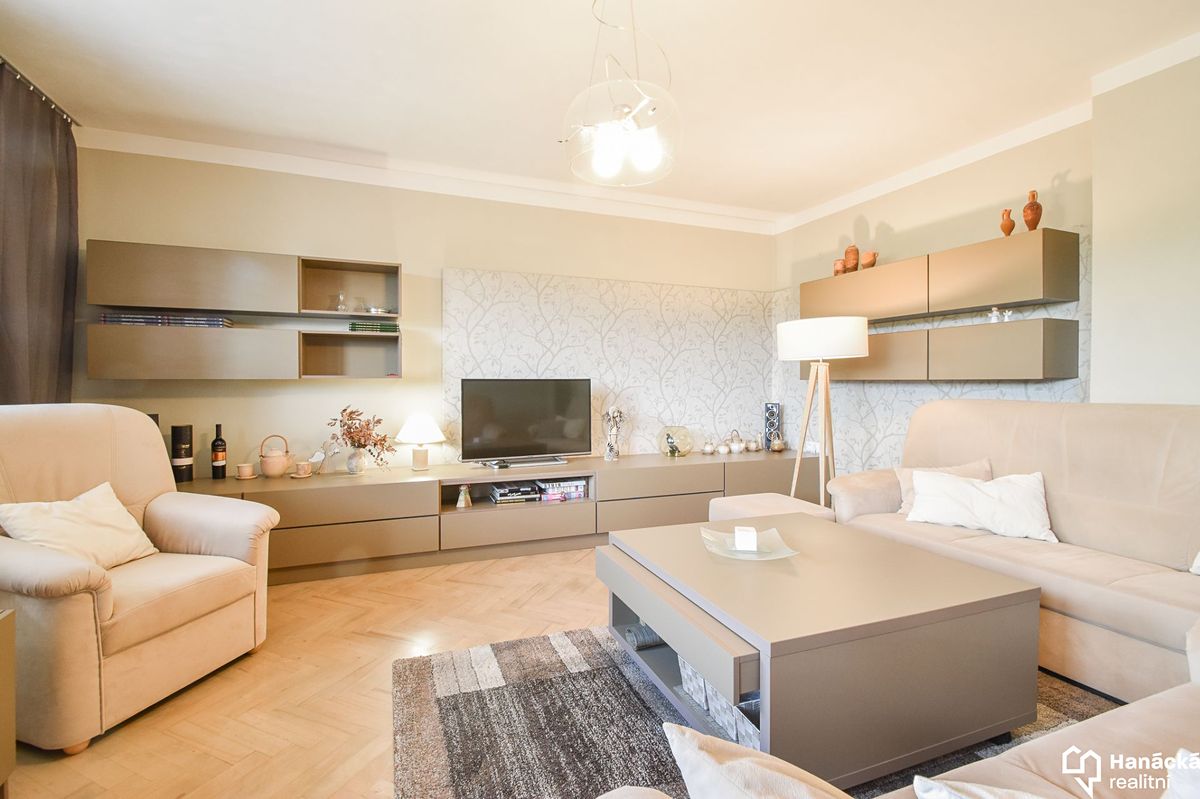 Prodej rodinného domu 345 m², pozemek 1131 m² – fotografie 3